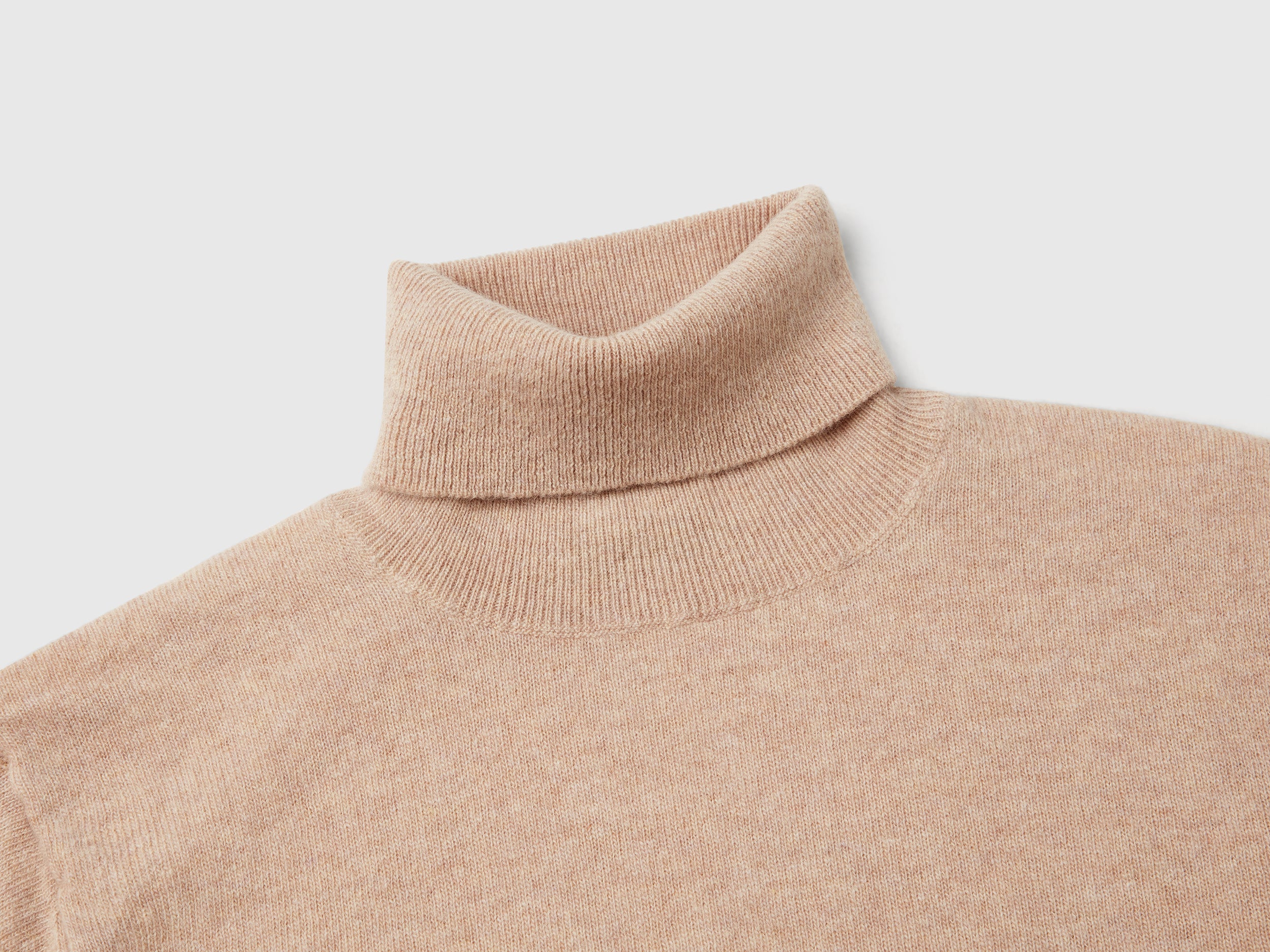 Camisola de gola alta bege em pura lã Merino - ucb_image_DS1