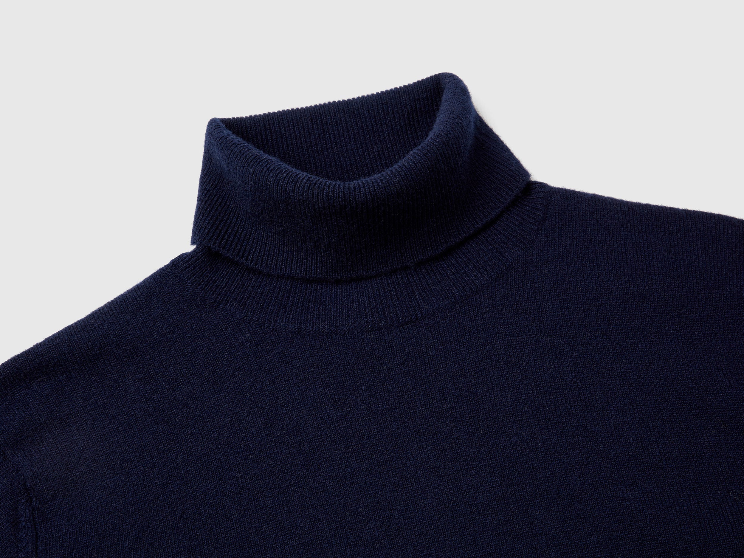 Camisola de gola alta azul-escuro em pura lã Merino - ucb_image_DS1