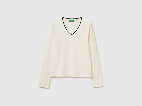 T-shirt ajustada com decote em V - ucb_image_FS
