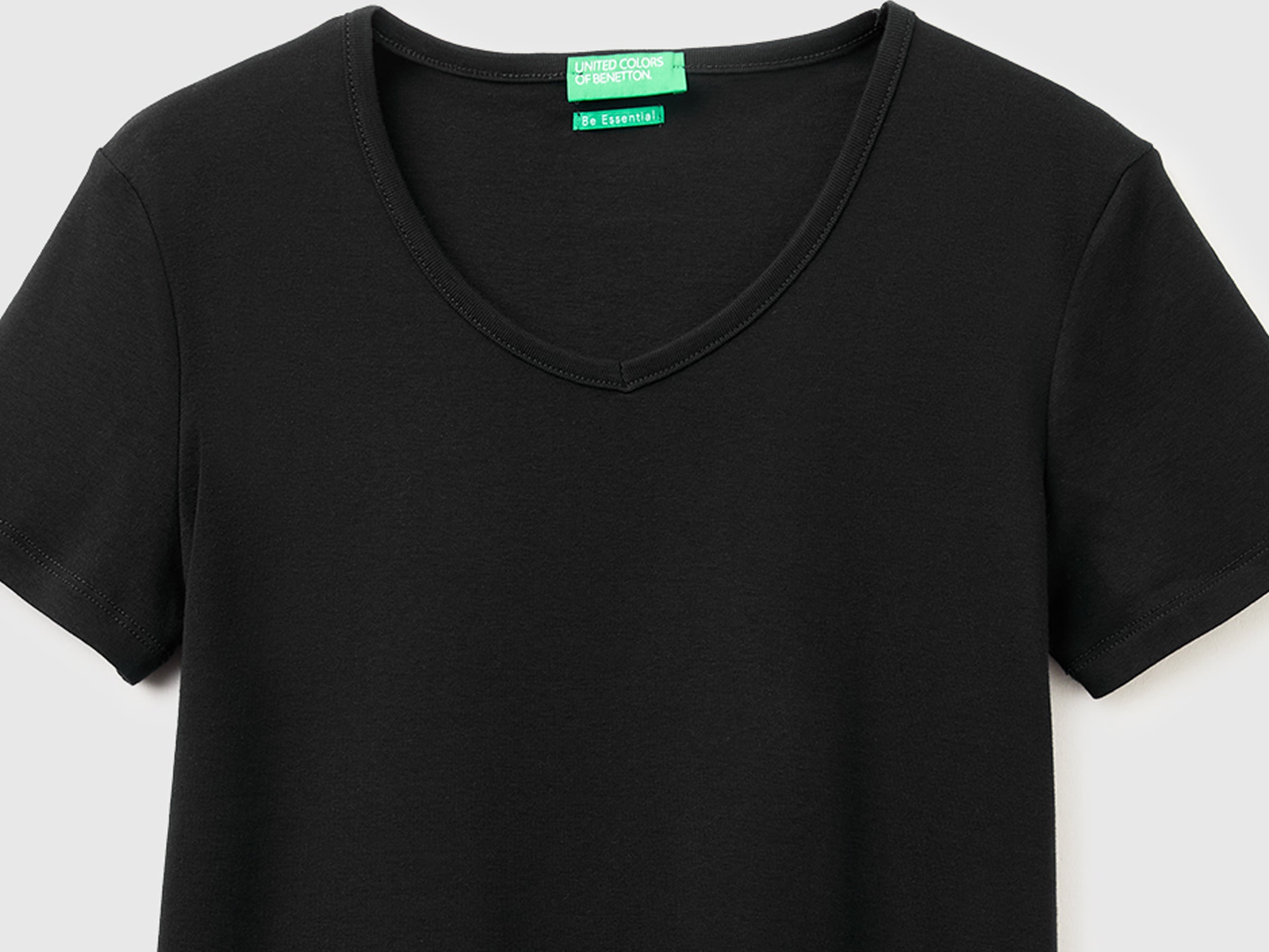 Slim fit t-shirt with V-neck - ucb_image_DS1