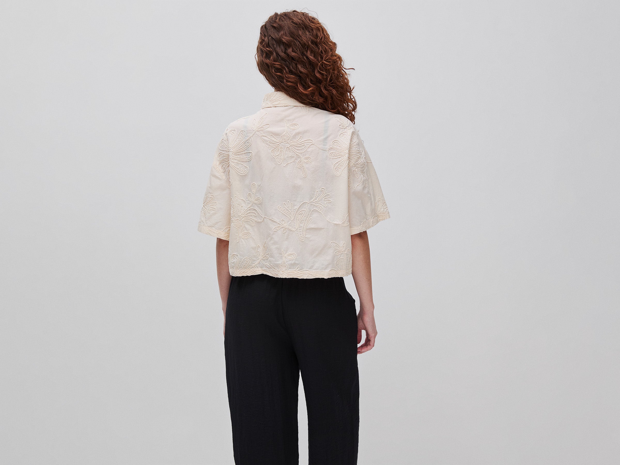 Camisa cropped com bordados florais - ucb_image_B