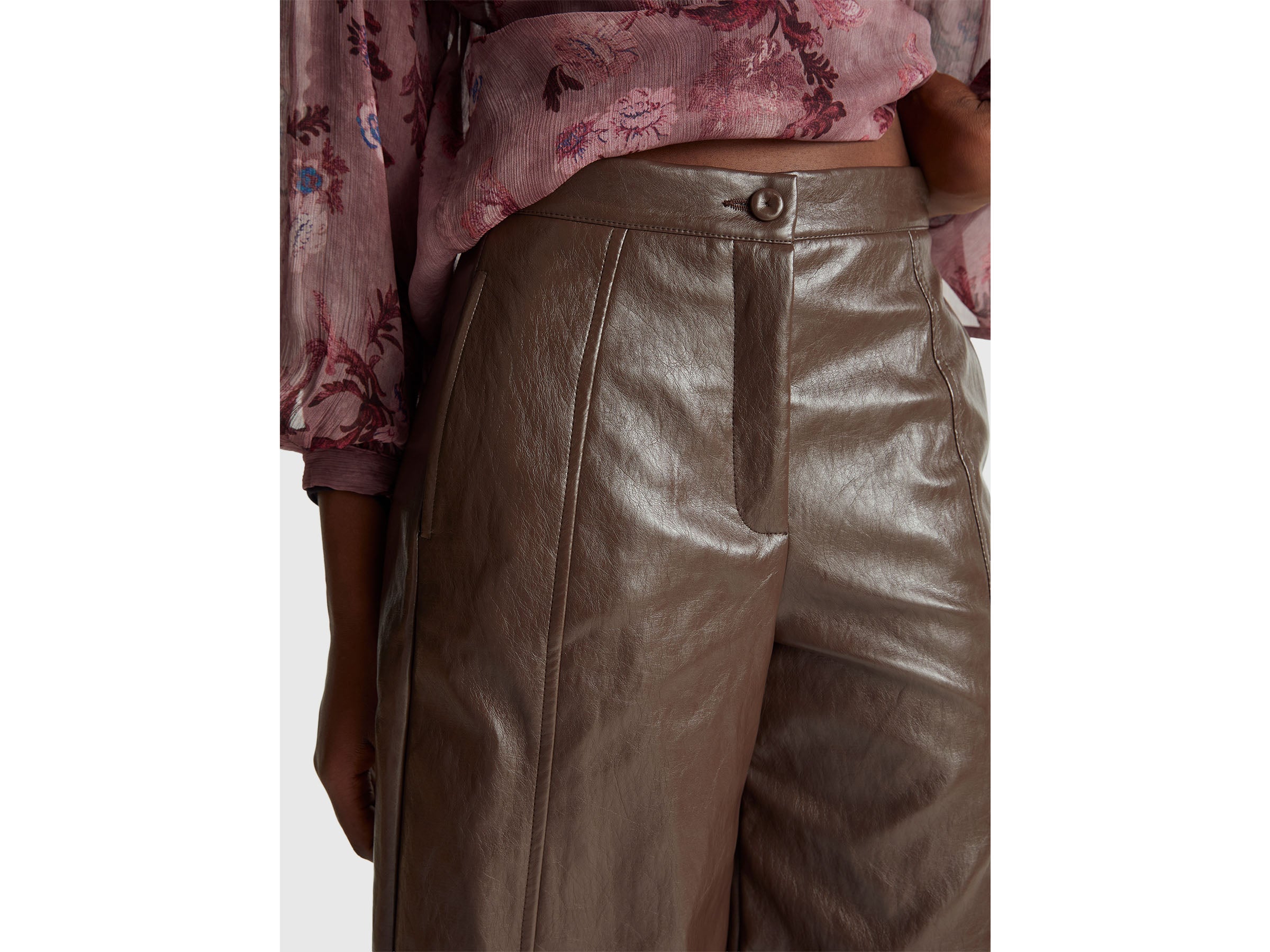 Bermudas em tecido efeito pele - ucb_image_FY