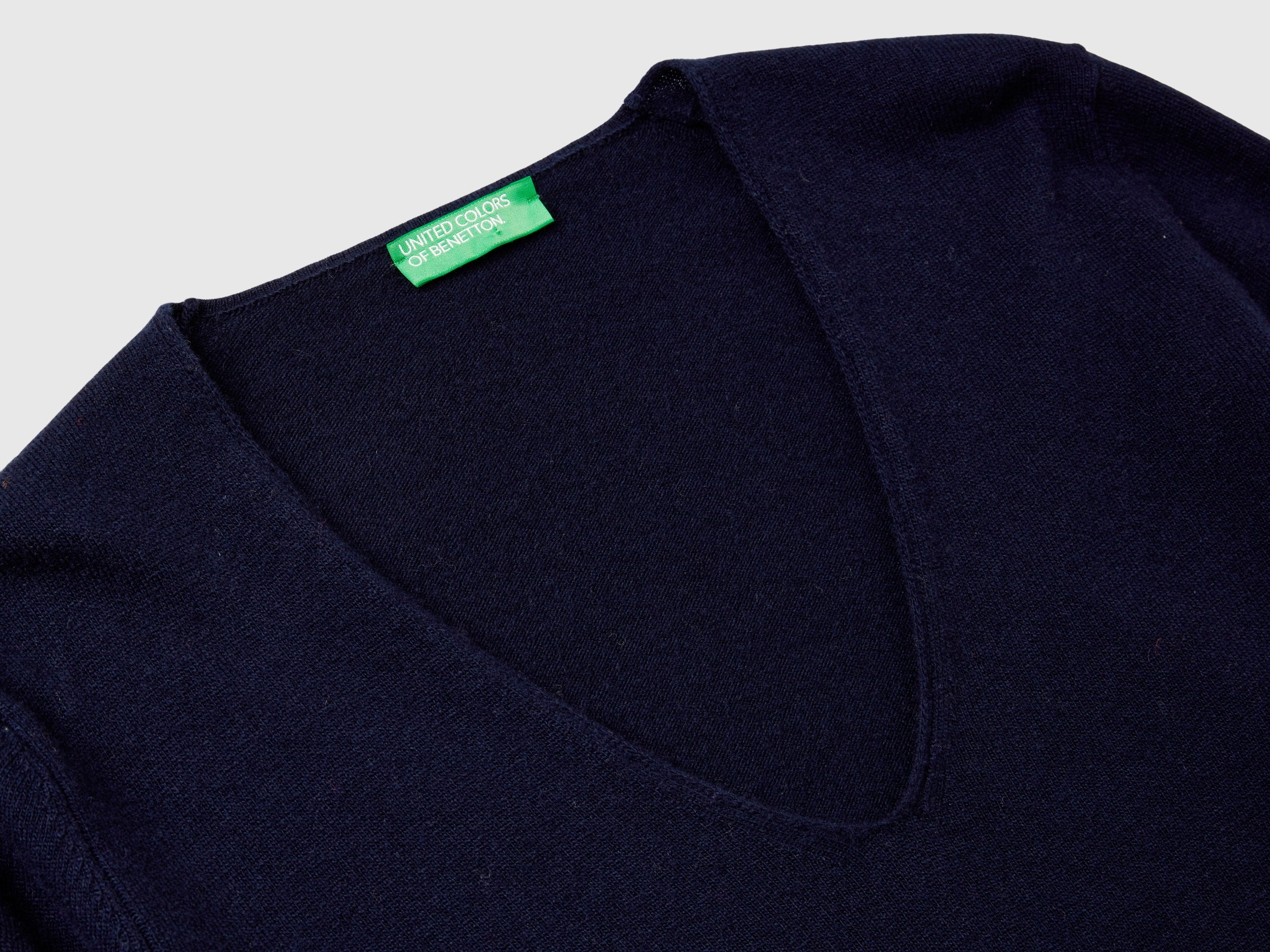 Camisola azul-escuro com decote em V em pura lã Merino - ucb_image_DS1