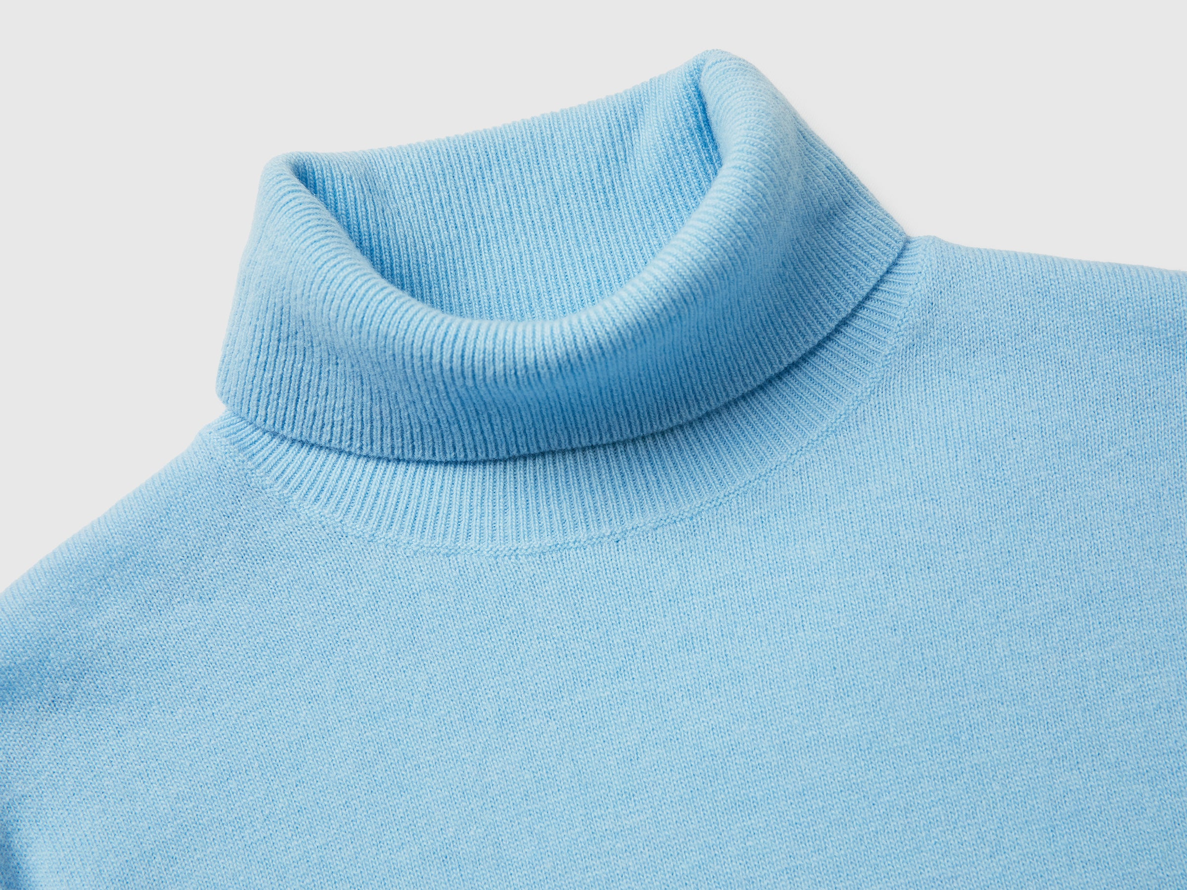 Camisola de gola alta azul-celeste em pura lã Merino - ucb_image_DS1
