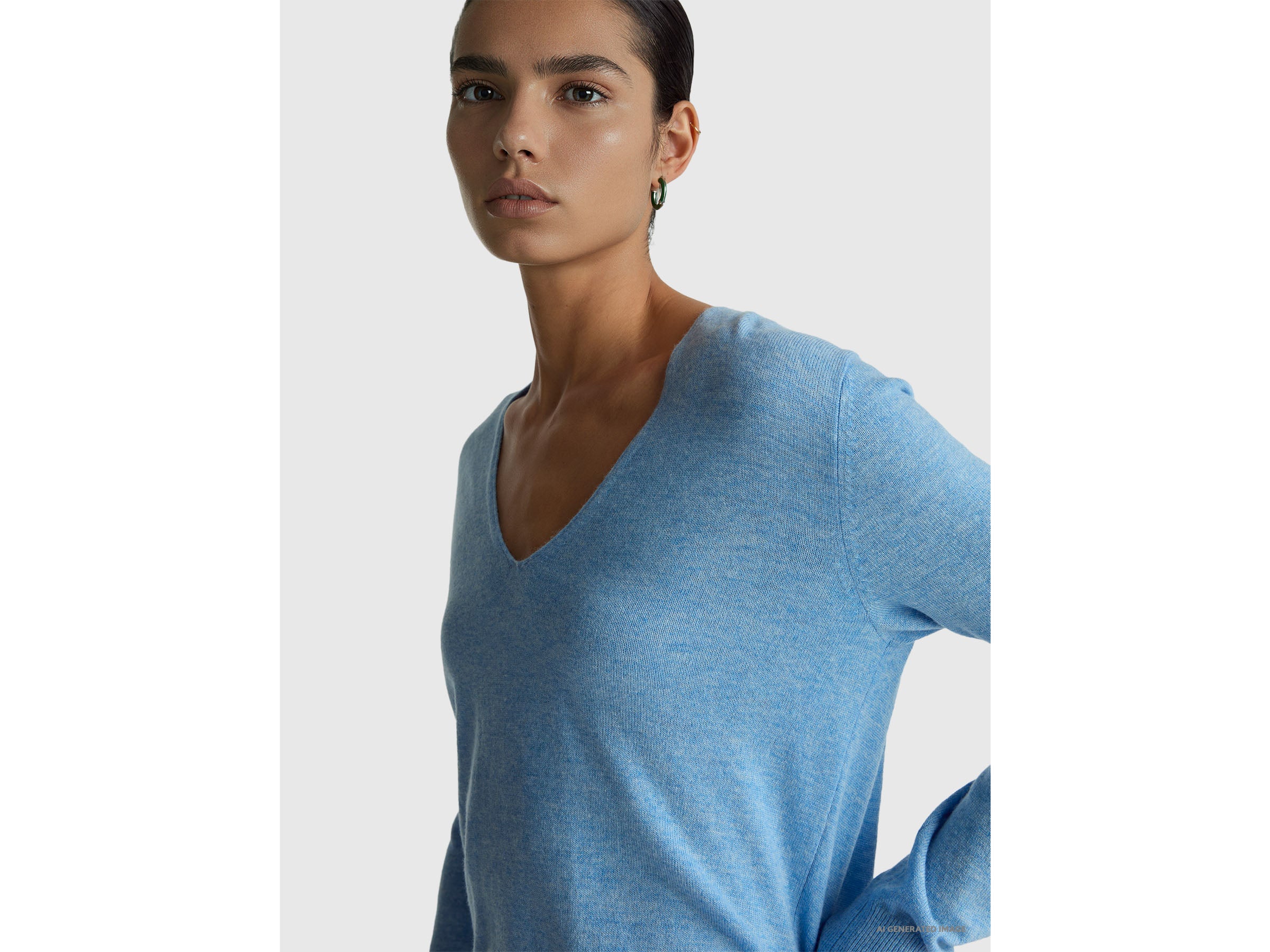 Camisola azul-claro com decote em V em pura lã Merino - ucb_image_FY