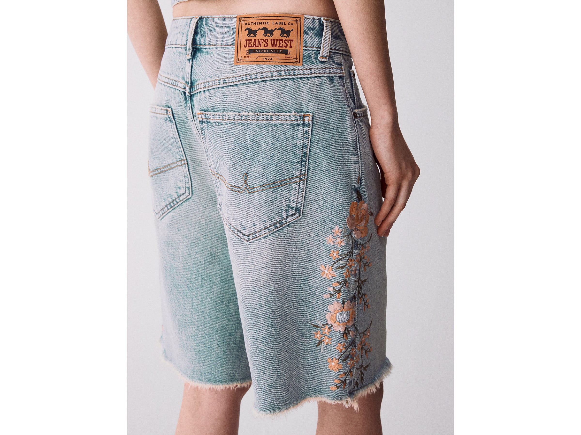 Bermudas de jeans com rosas - ucb_image_FY