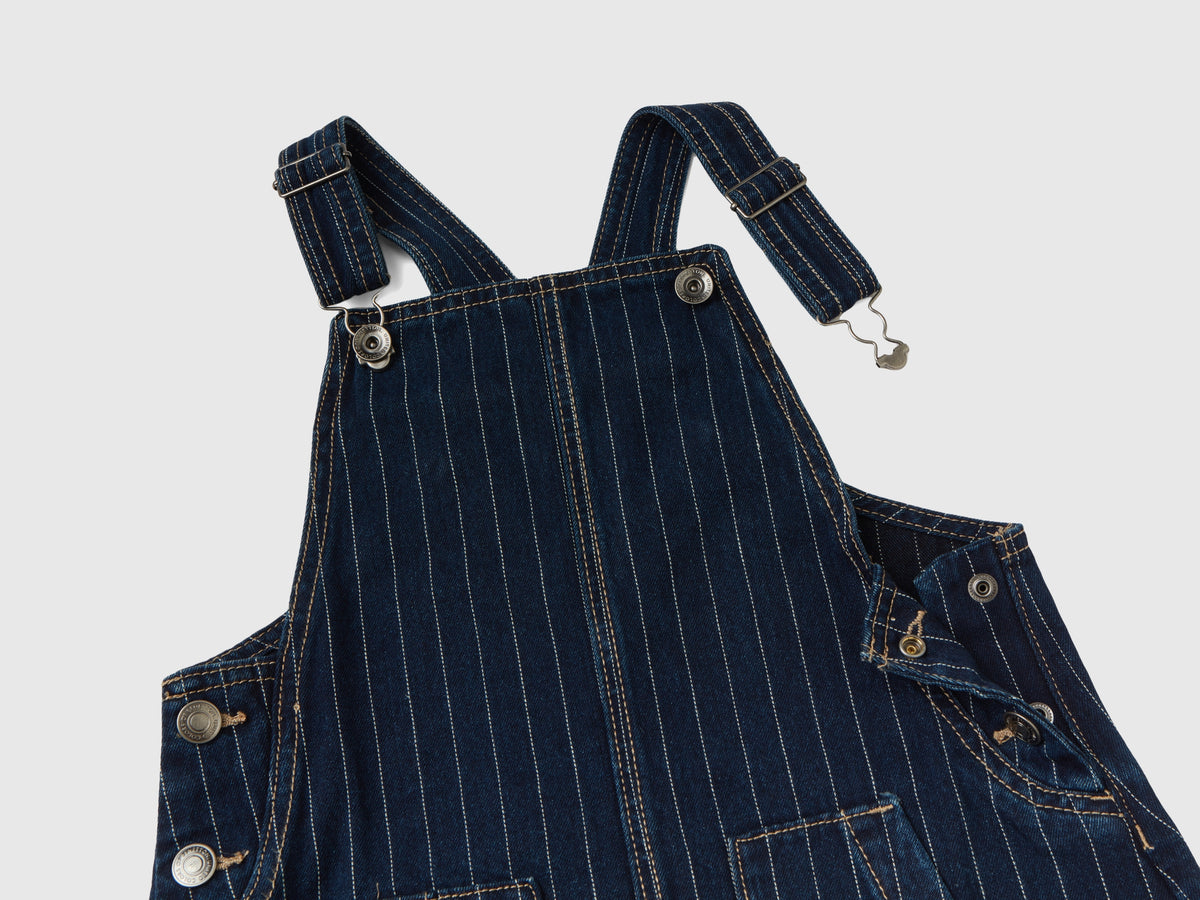 Saia jardineira de jeans com risca de giz - ucb_image_FY