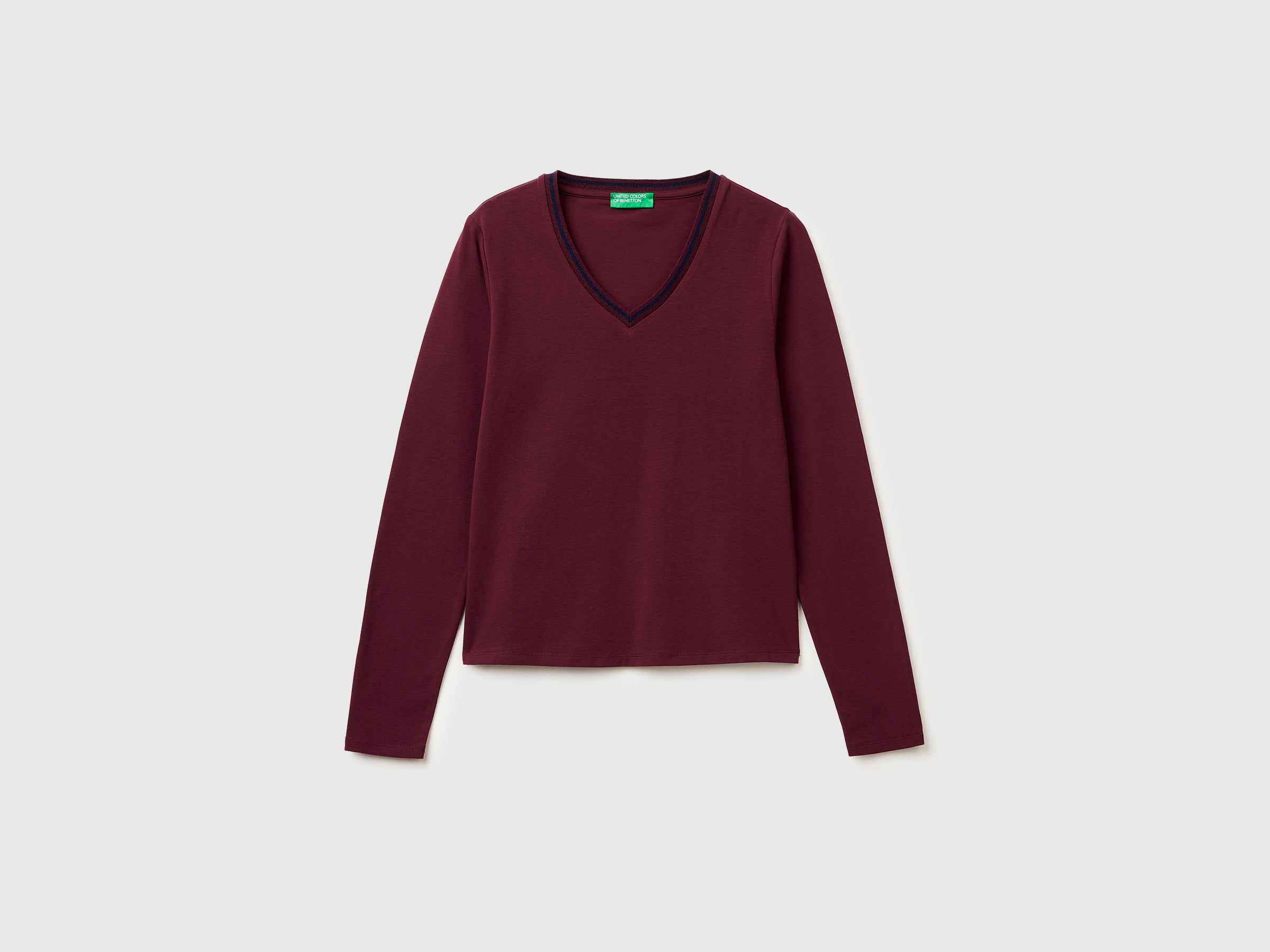 Fitted V-neck T-shirt - ucb_image_FS