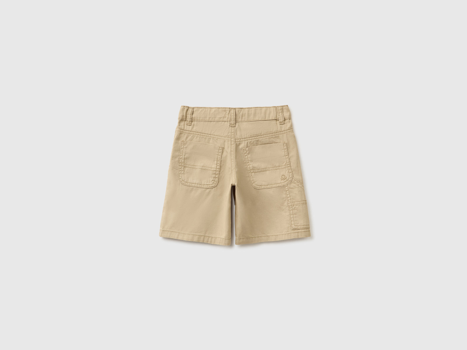 Lightweight Bermuda shorts with pockets - ucb_image_BS