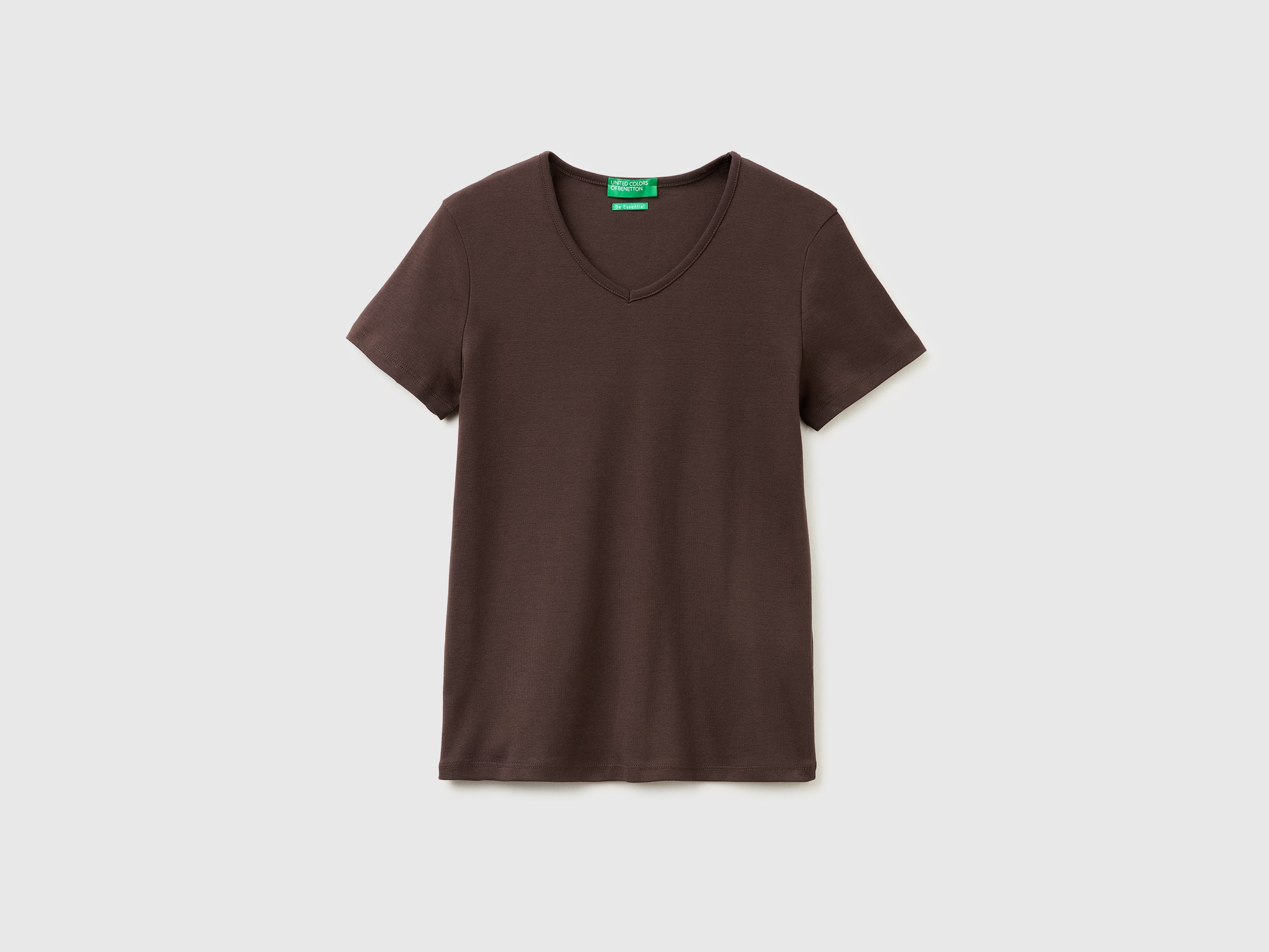 Slim fit t-shirt with V-neck - ucb_image_FS