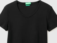 Slim fit t-shirt with V-neck - ucb_image_DS1