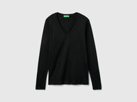 T-shirt preta com decote em V - ucb_image_FS