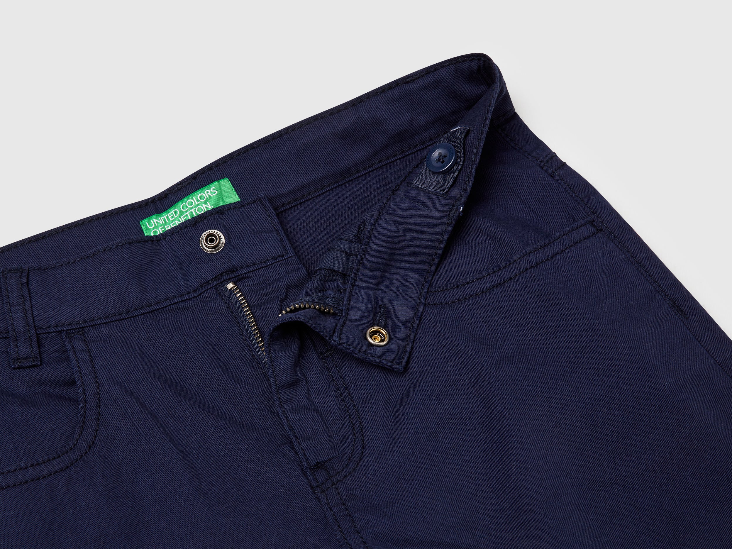 Lightweight Bermuda shorts with pockets - ucb_image_DS1