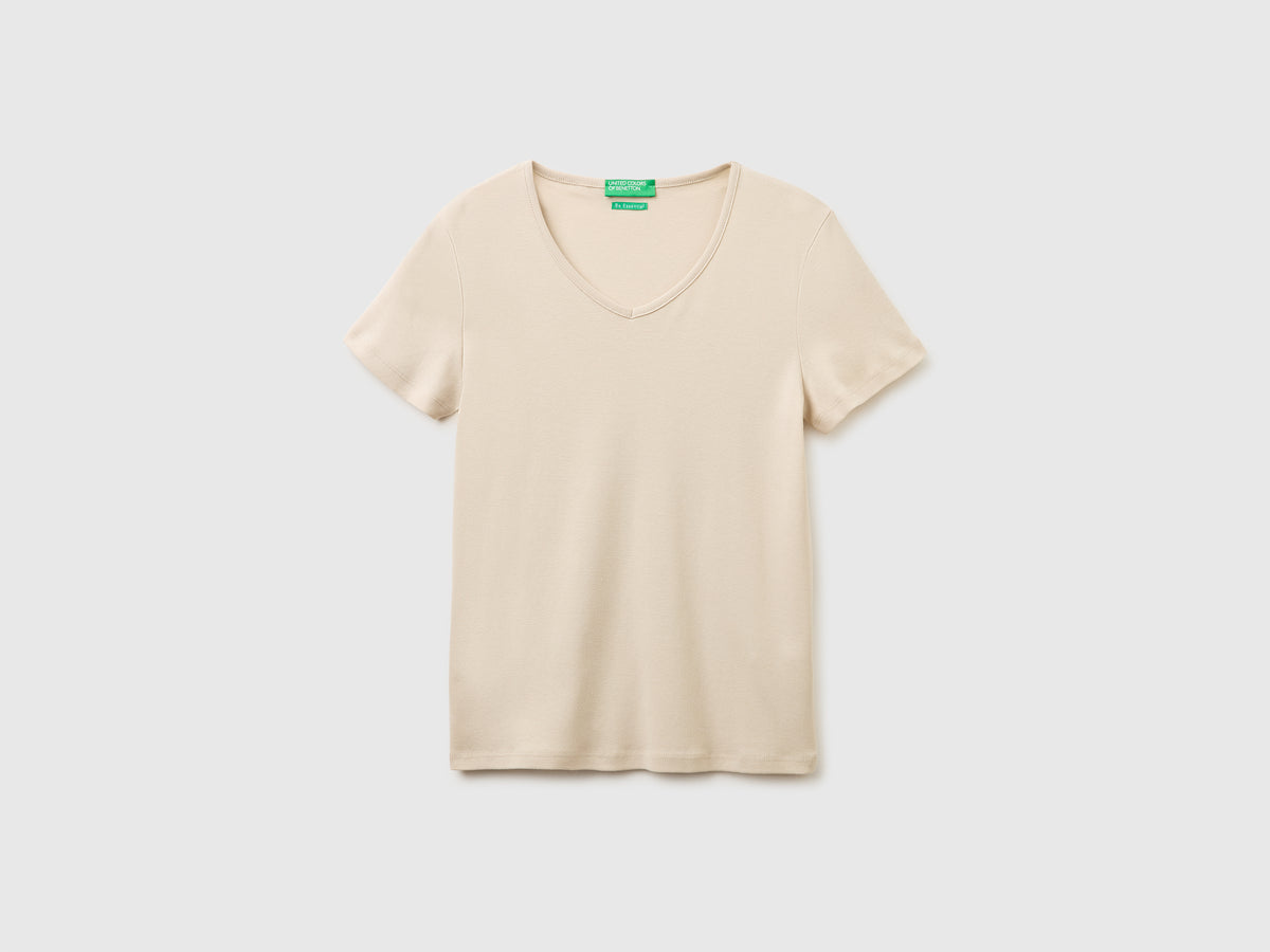 Slim fit t-shirt with V-neck - ucb_image_FS