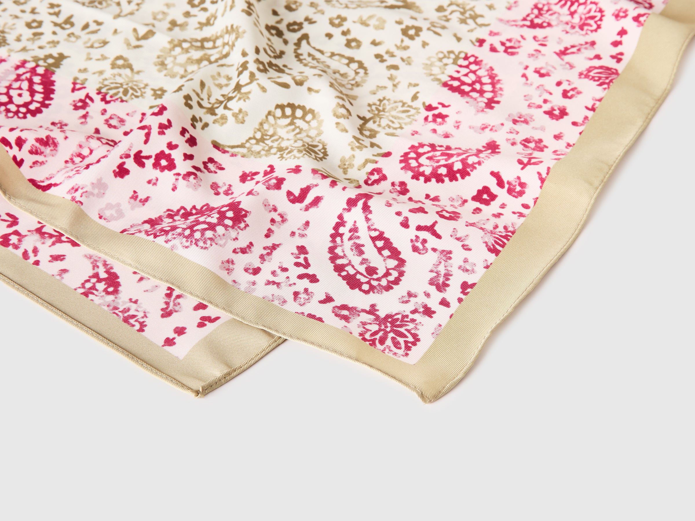 Scarf with patterned print - ucb_image_DS1