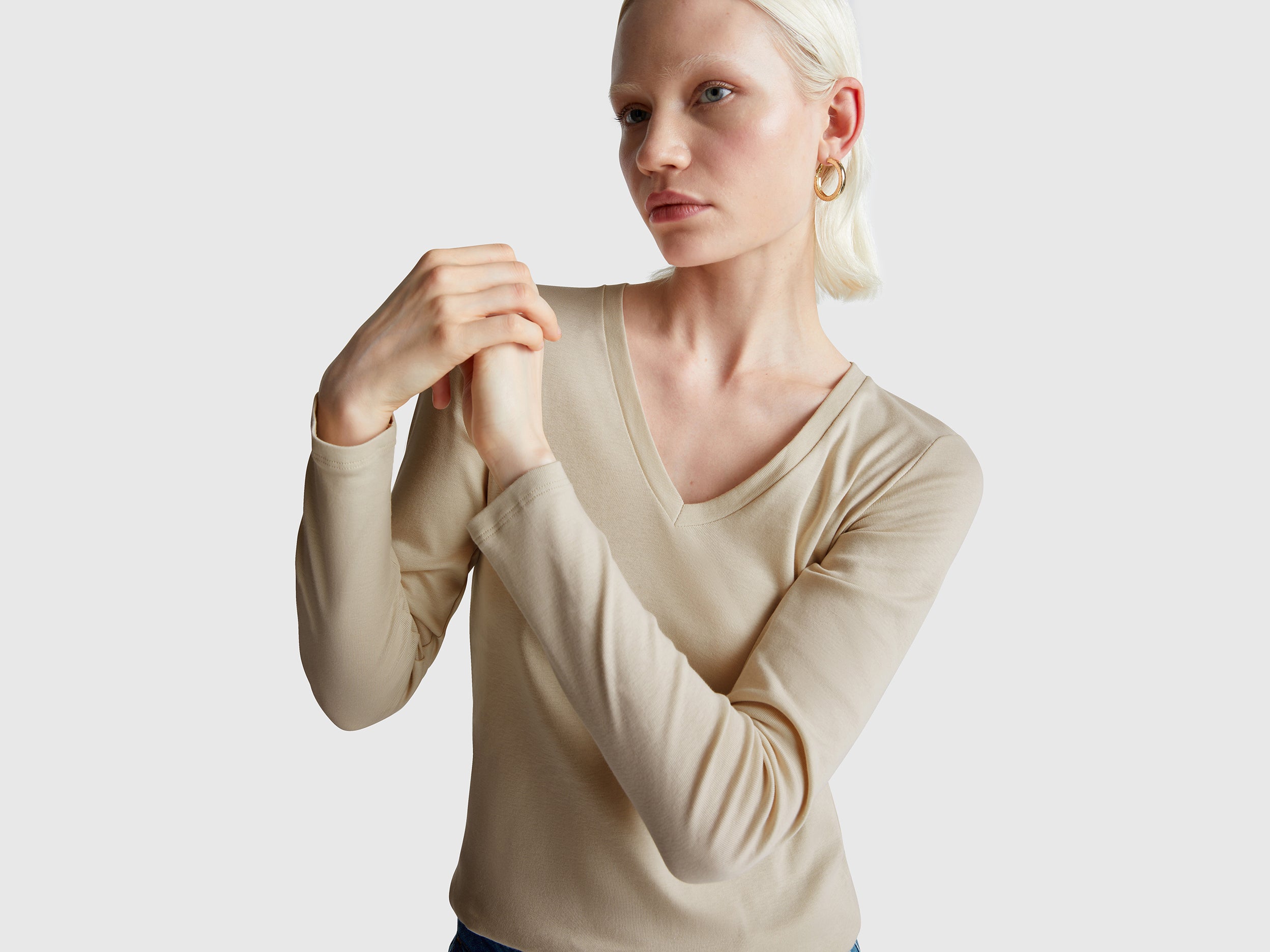 T-shirt bege com decote em V - ucb_image_FY
