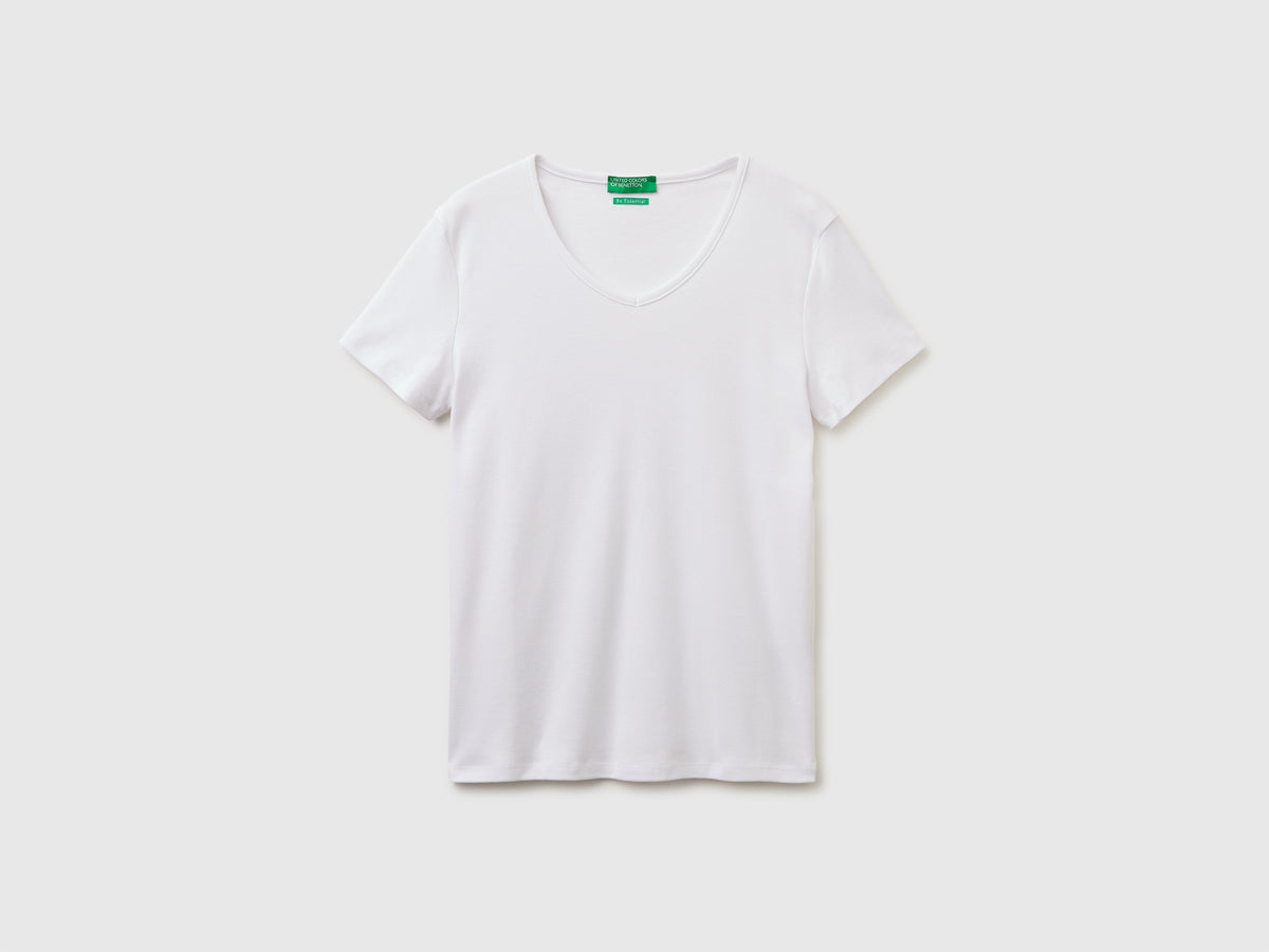 Slim fit t-shirt with V-neck - ucb_image_FS