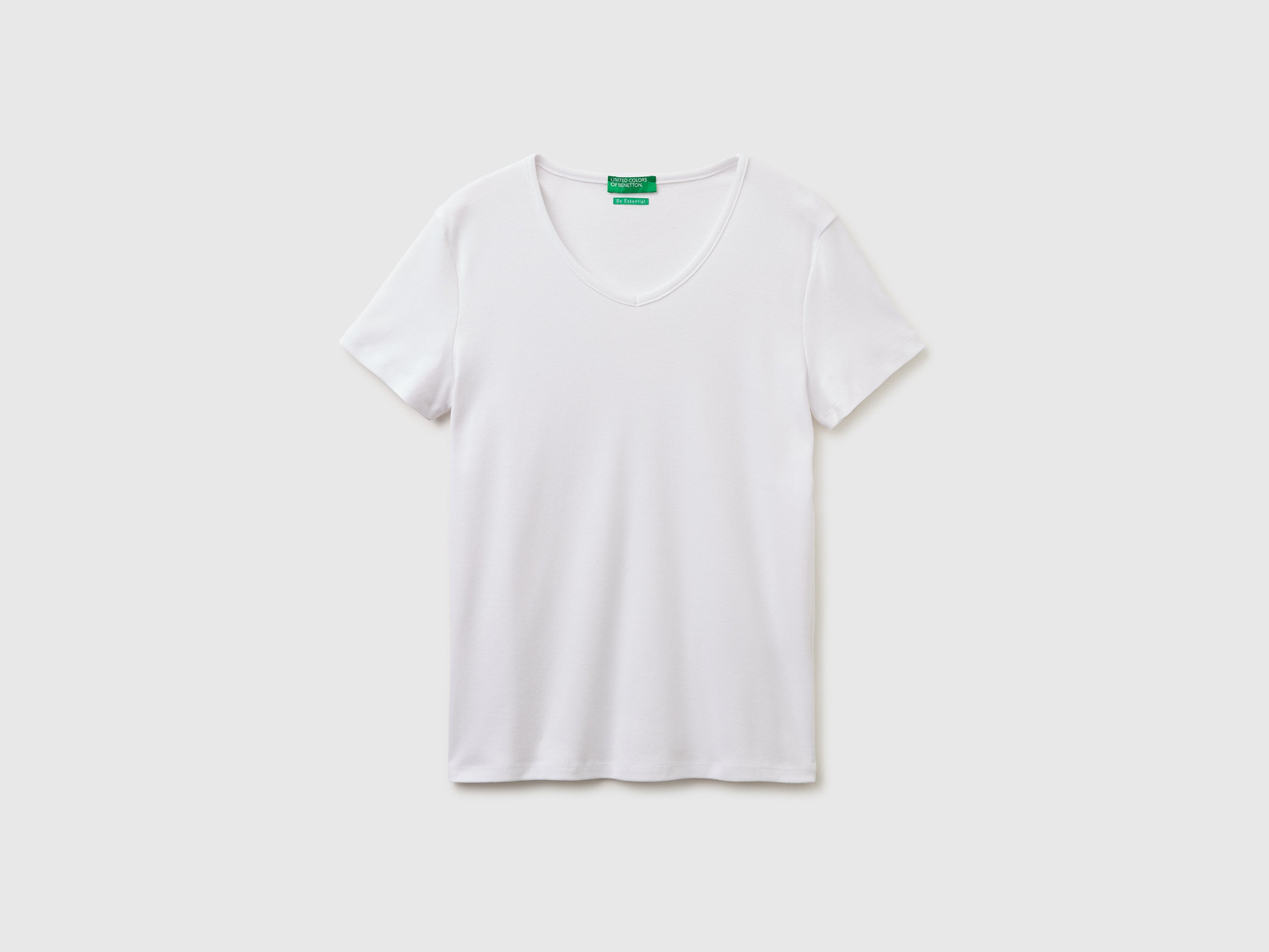 Slim fit t-shirt with V-neck - ucb_image_FS