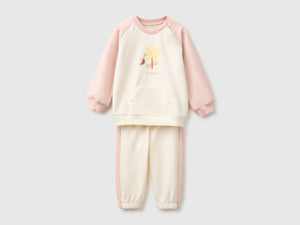 Outfit mit farblich abgesetztem Sweatshirt