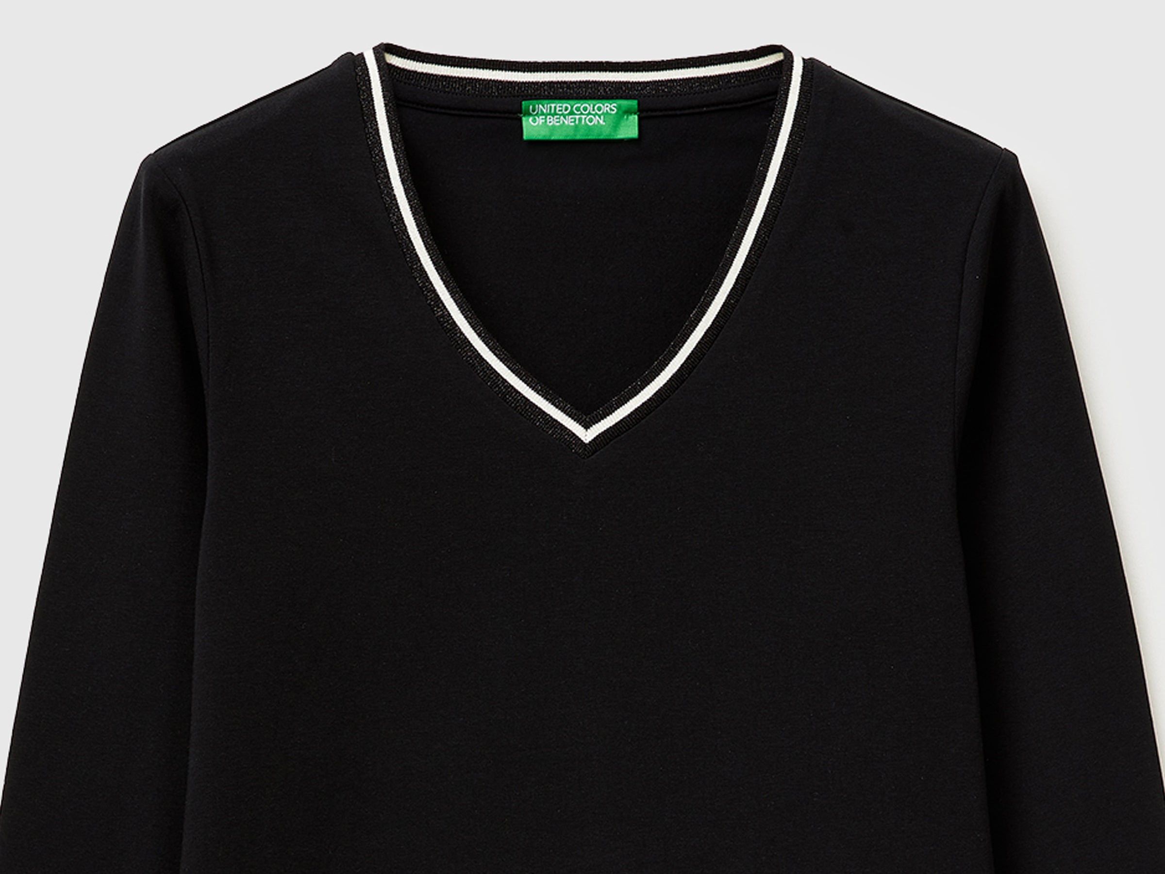 Fitted V-neck T-shirt - ucb_image_DS1
