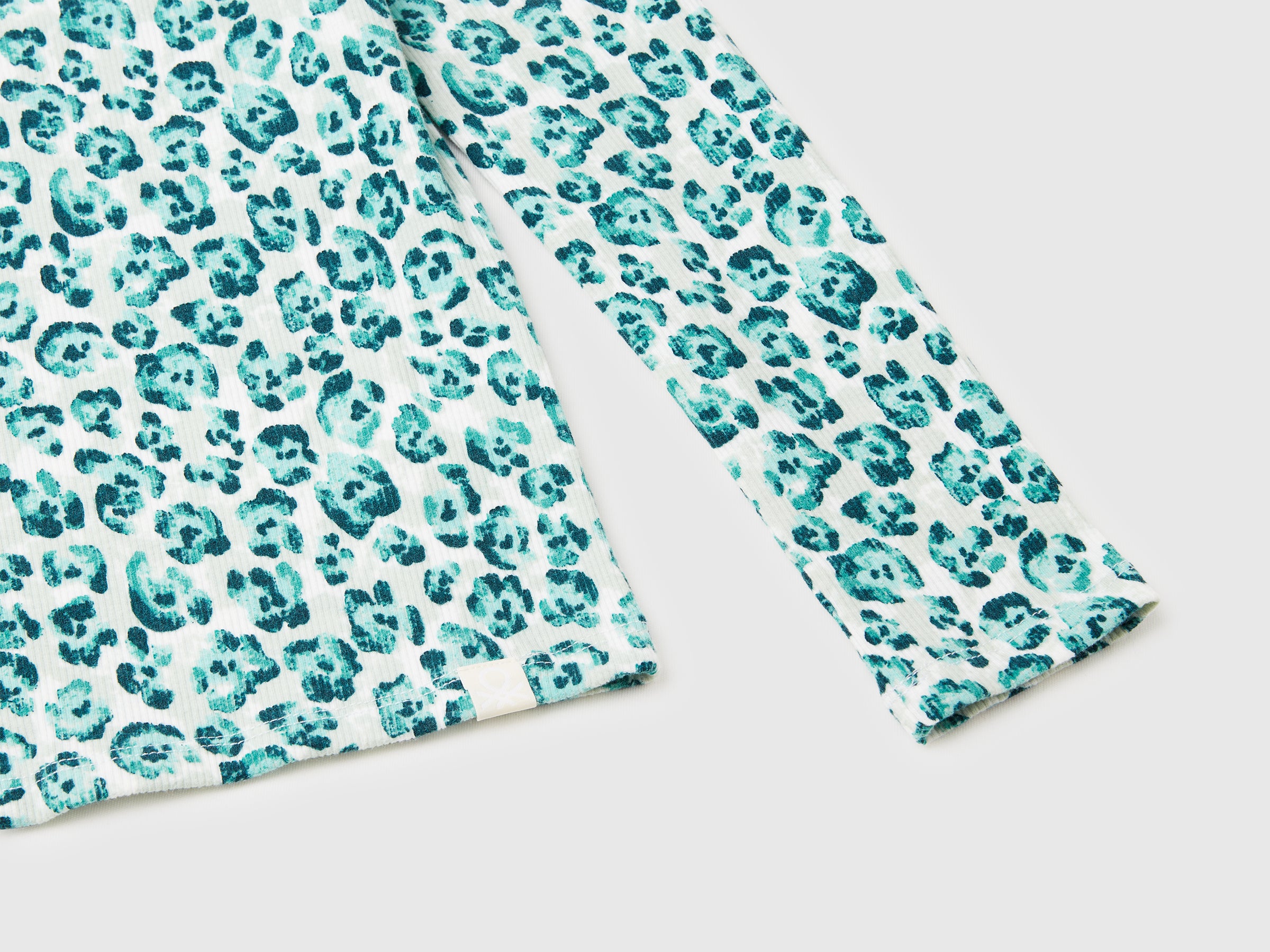 T-shirt de gola alta azul-claro com estampa animal. - ucb_image_DS1