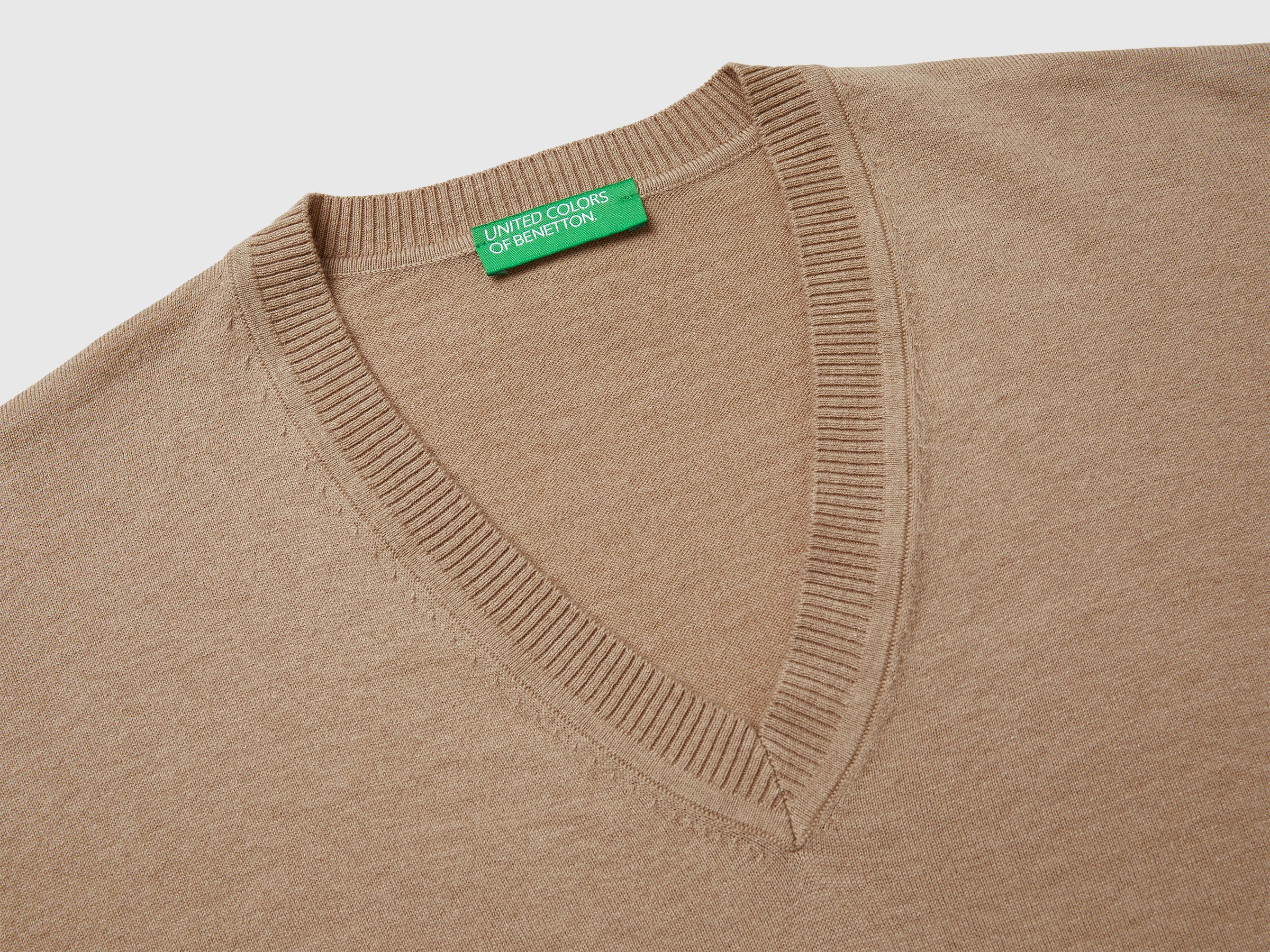 V-neck sweater in cotton and wool - ucb_image_DS1
