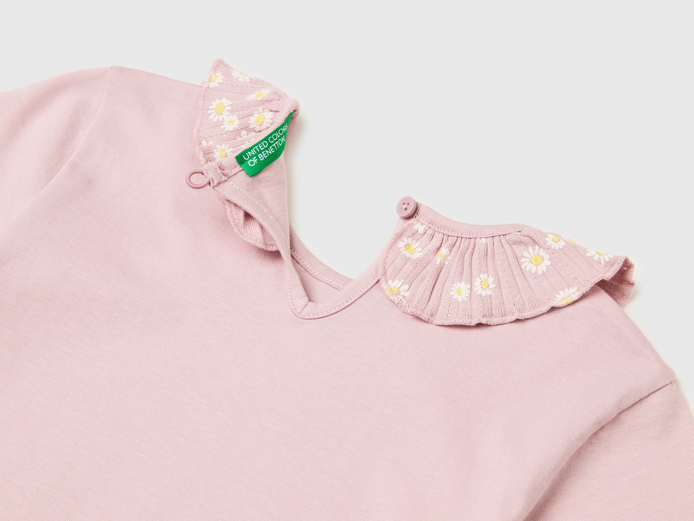 T-shirt with ruffles on the collar - ucb_image_DS1