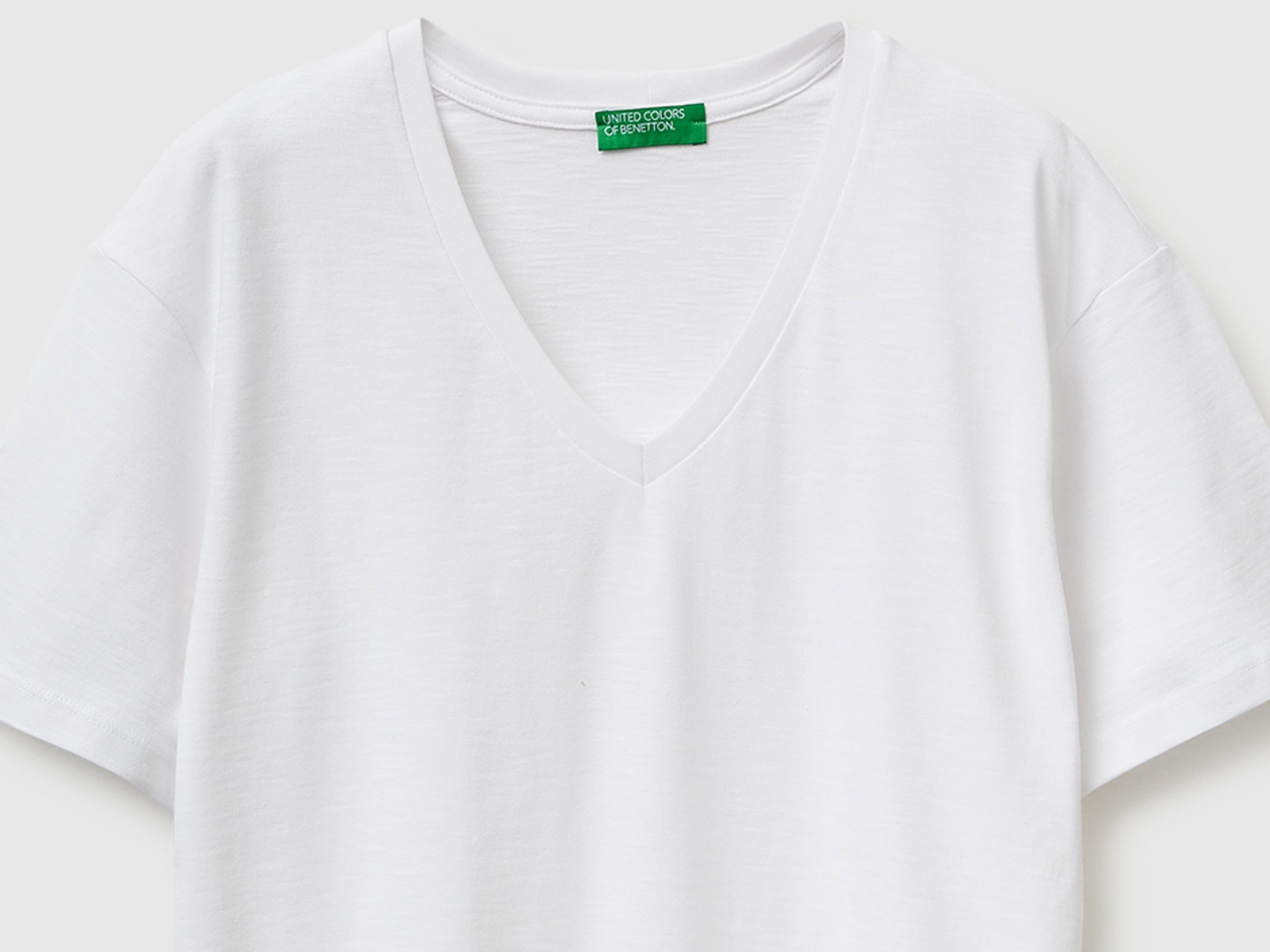 T-shirt decote em V em algodão leve - ucb_image_DS1