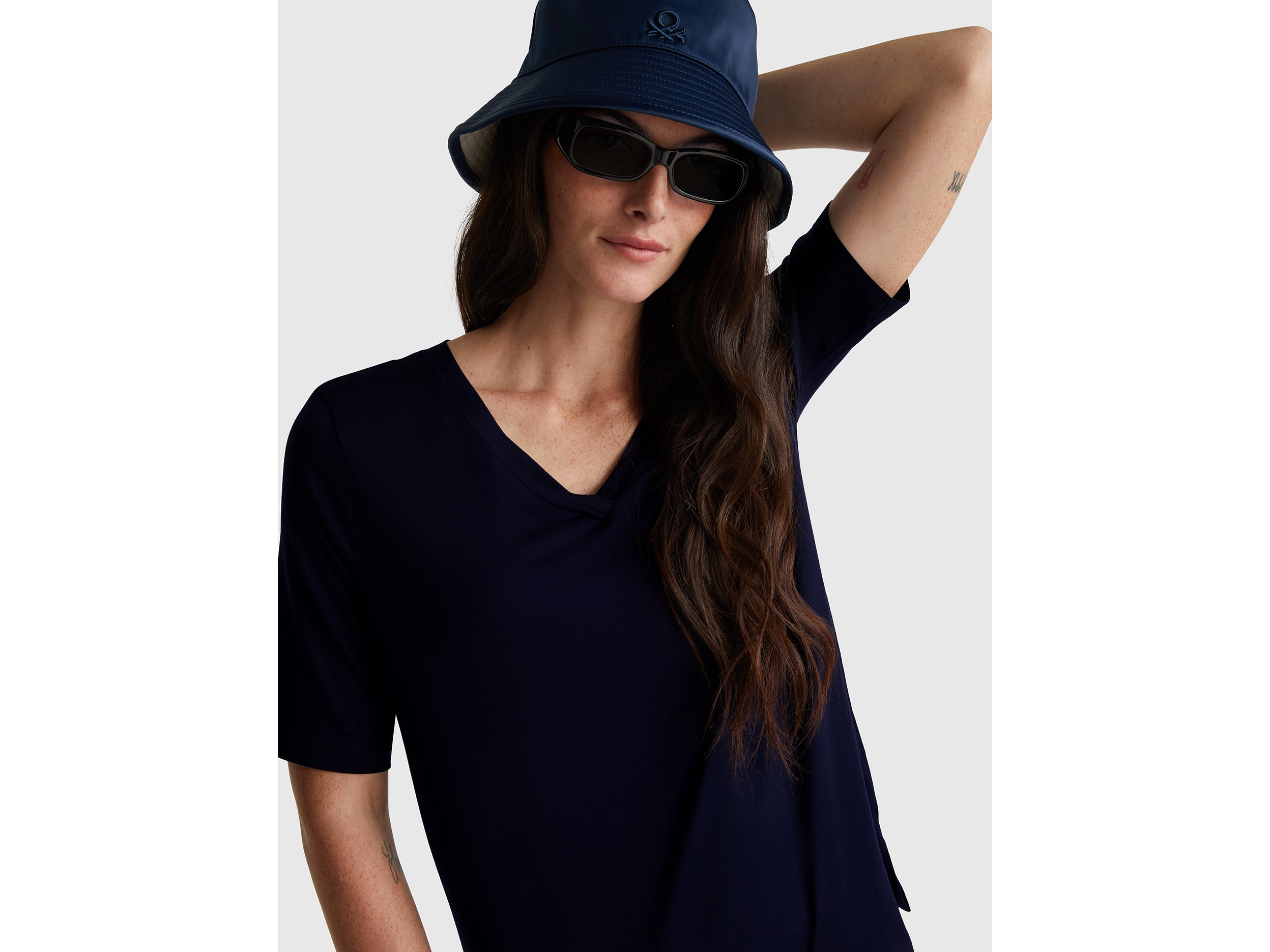 T-shirt decote em V em viscose stretch - ucb_image_FY