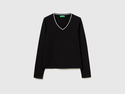 Fitted V-neck T-shirt - ucb_image_FS