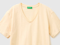 V-neck t-shirt in lightweight cotton - ucb_image_DS1