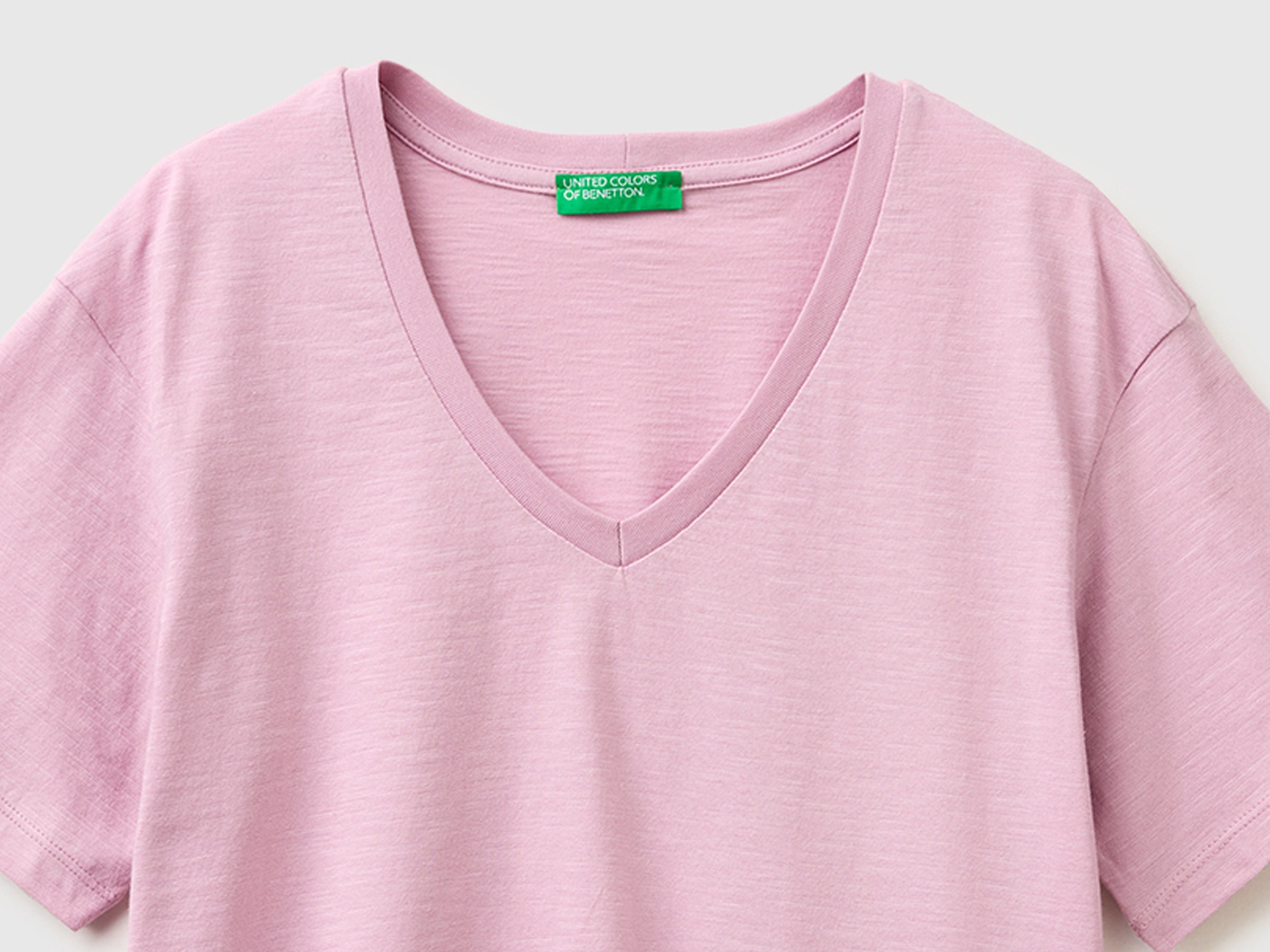 T-shirt decote em V em algodão leve - ucb_image_DS1