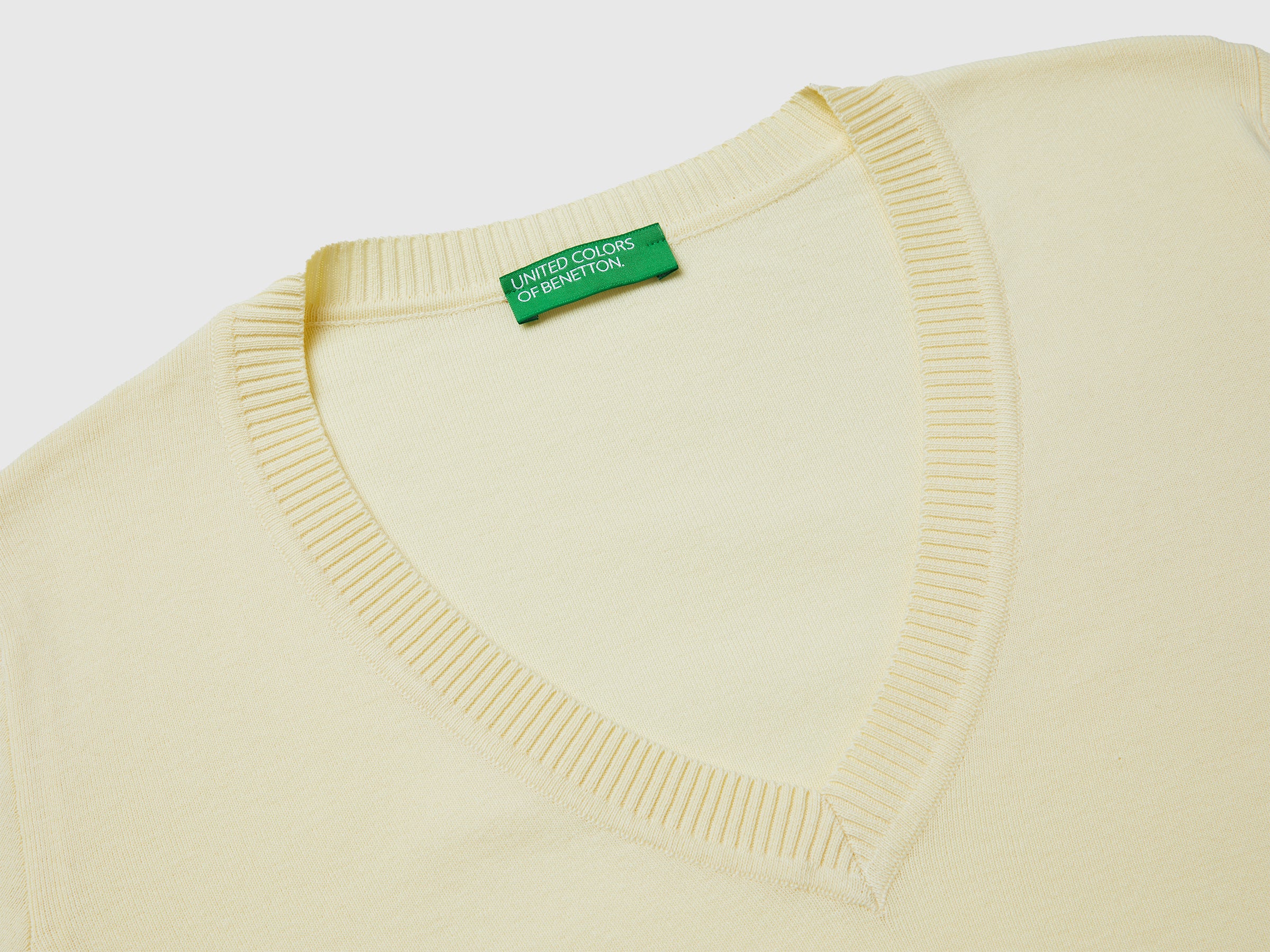 Camisola amarelo claro em algodão tricot com decote em V - ucb_image_DS1