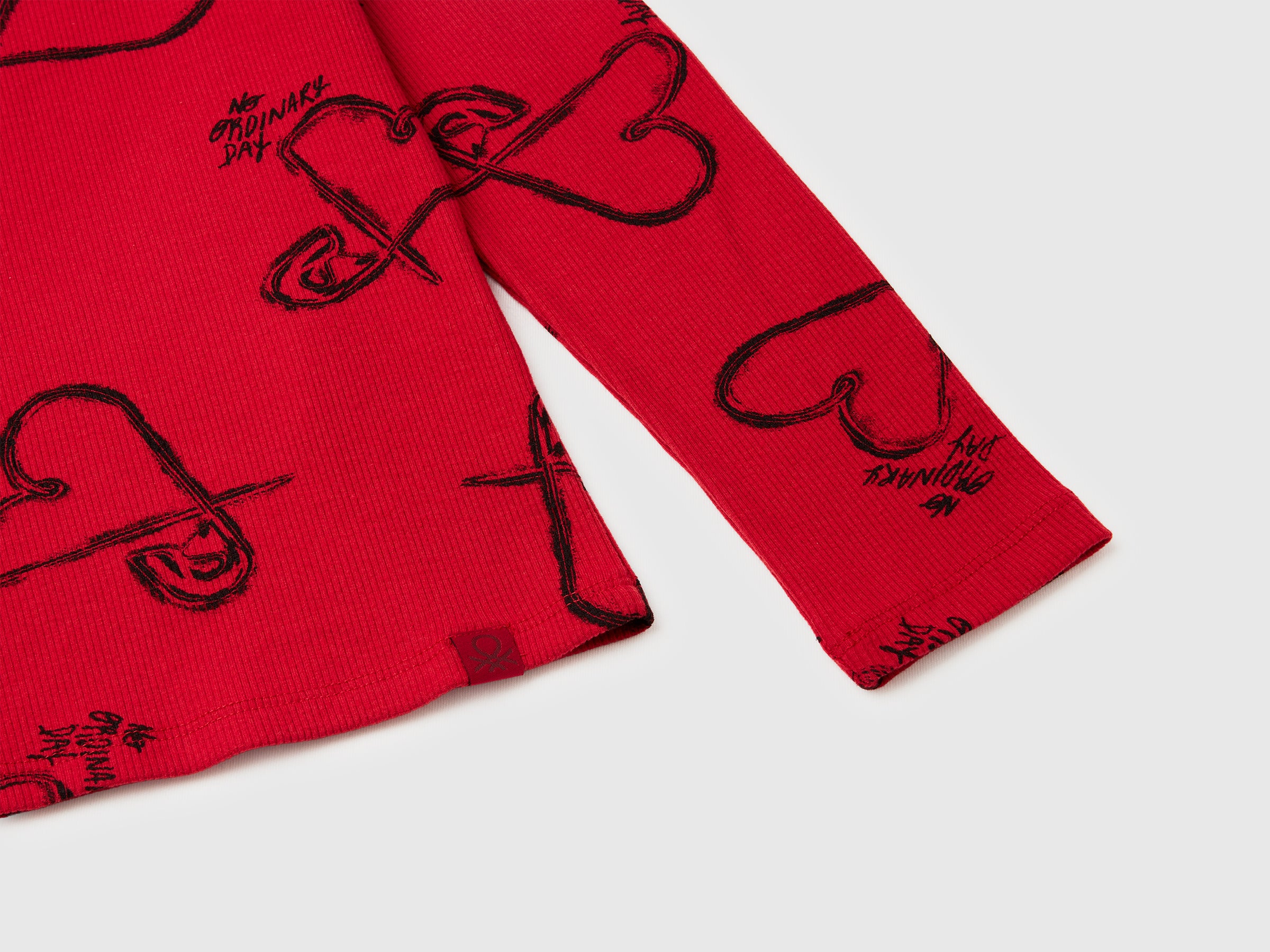 T-shirt de gola alta bordô com estampa de corações - ucb_image_DS1
