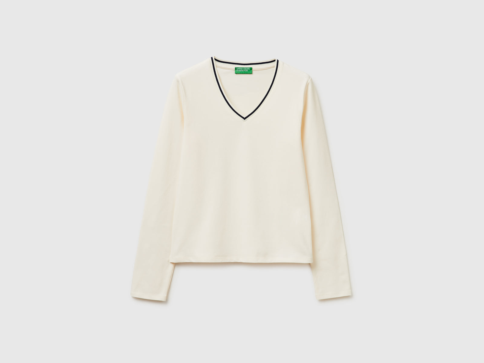 Fitted V-neck T-shirt - ucb_image_FS