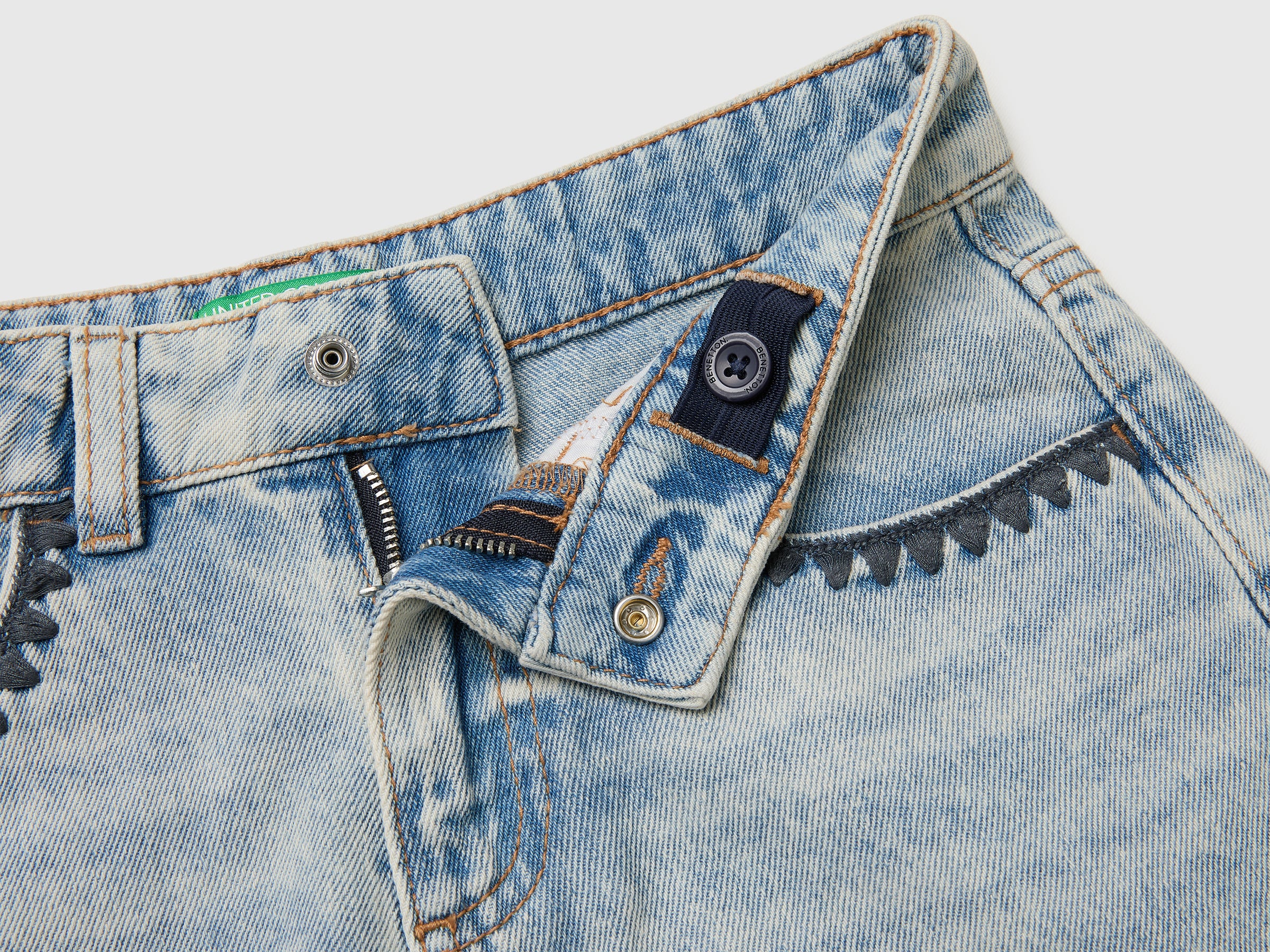 Denim shorts with embroidery - ucb_image_DS1