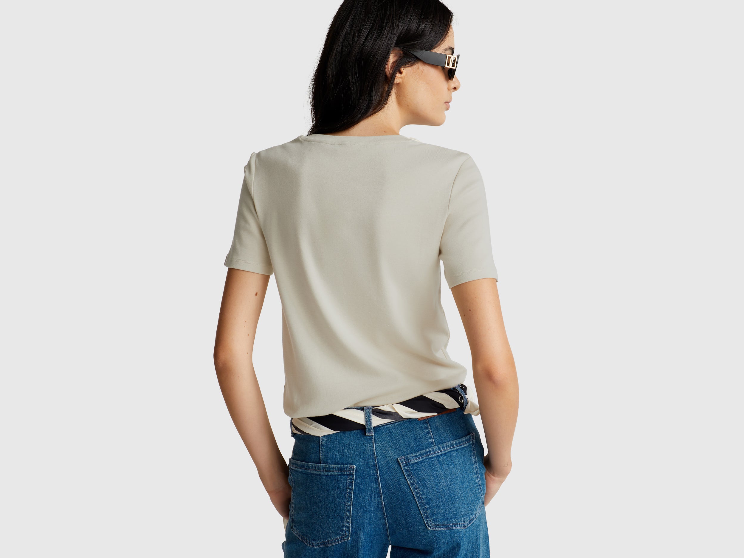 T-shirt em algodão puro com decote em V - ucb_image_B