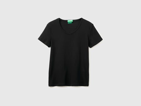 Slim fit t-shirt with V-neck - ucb_image_FS