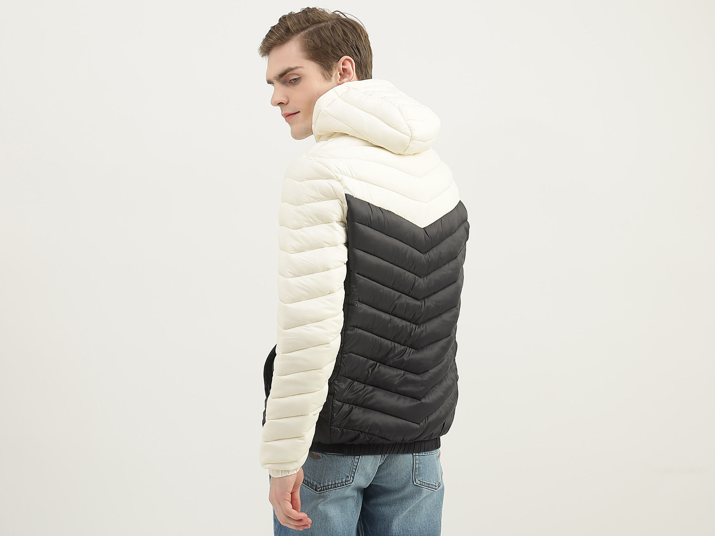 CHEVRON COLOR BLOCK PUFFER JACKET image number 2
