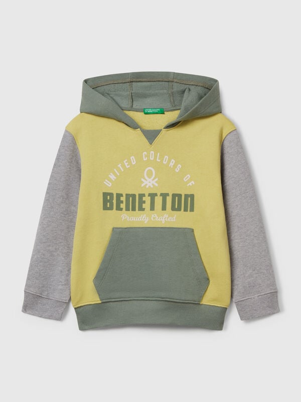 Sweatshirt mit Tasche und Kapuze Jungen