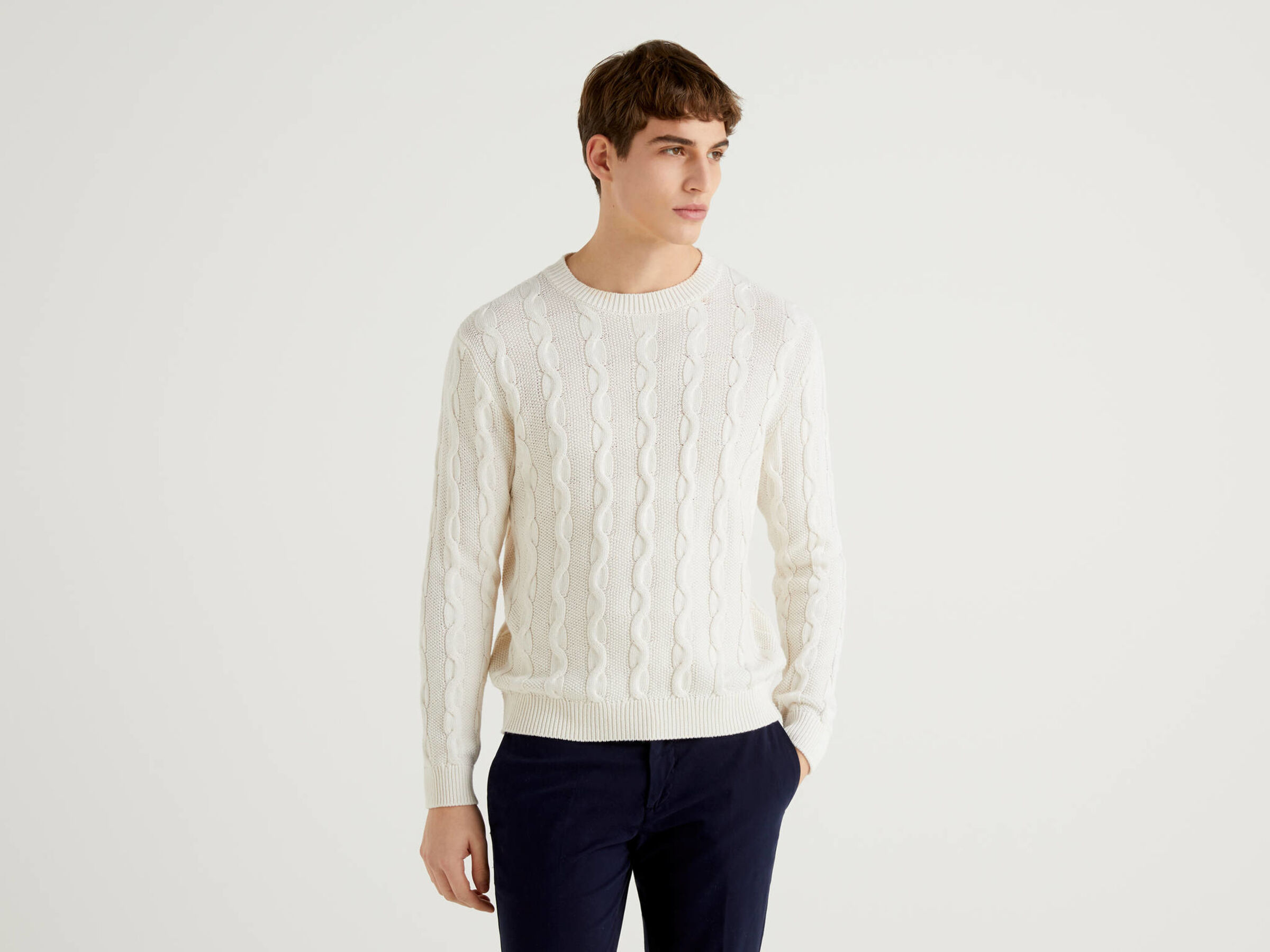 Pullover mit Rundausschnitt und Flechtmuster Herren image number 0
