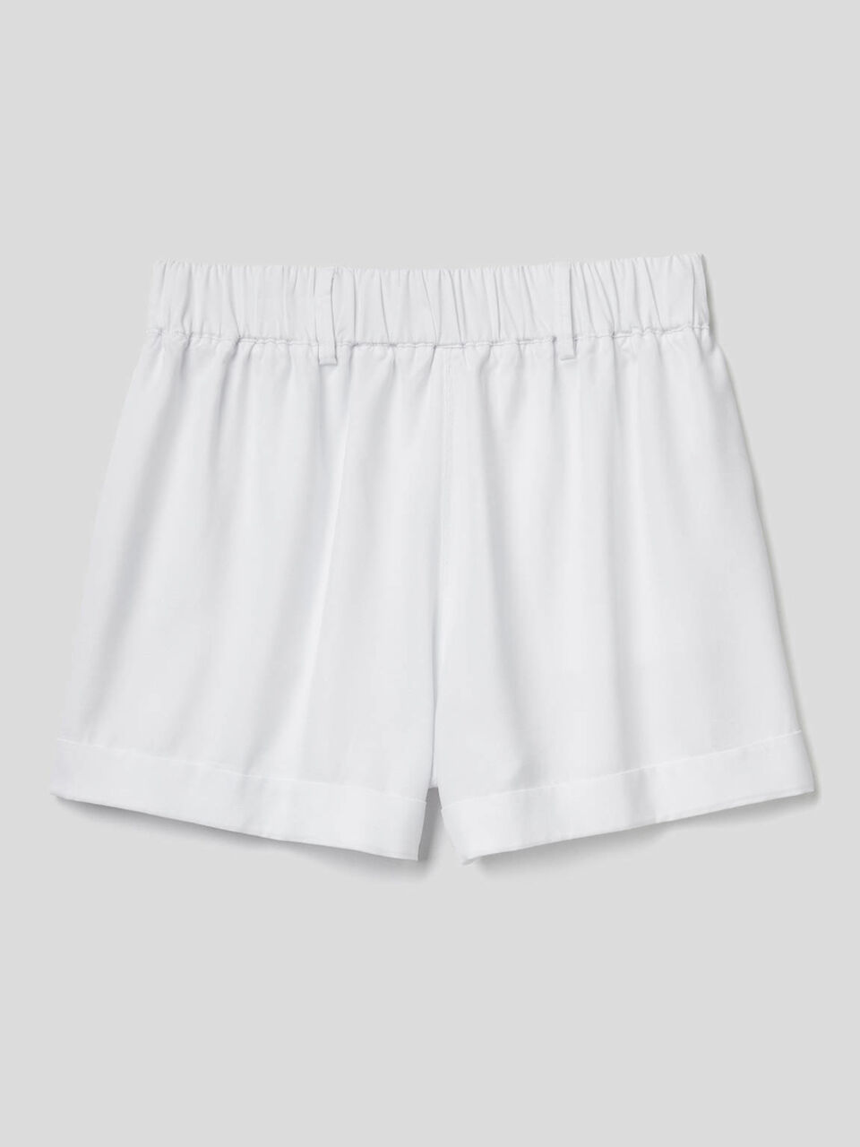 Einfarbige Shorts mit Aufschlag image number 2
