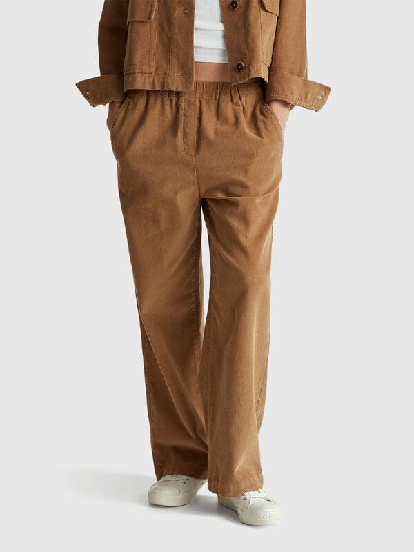 Pantaloni ampi in velluto Pantaloni ampi in velluto Donna