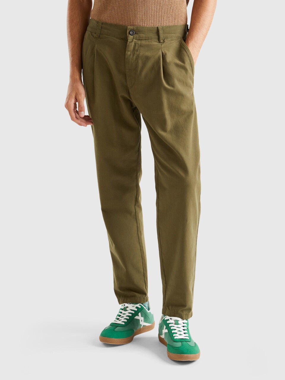 Pantaloni modello hotsell chino significato