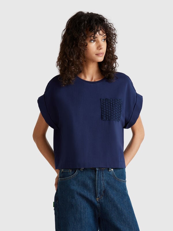 T-Shirt mit Makramee-Tasche Damen