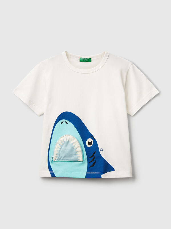 T-shirt con stampa squalo e applicazione Bambino