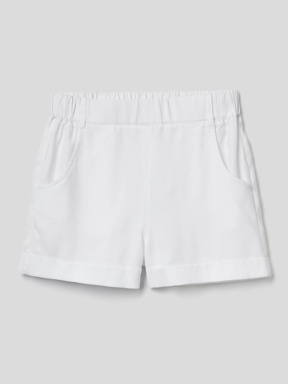 Einfarbige Shorts mit Aufschlag image number 1