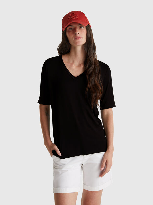 T-shirt scollo a V in viscosa stretch Donna