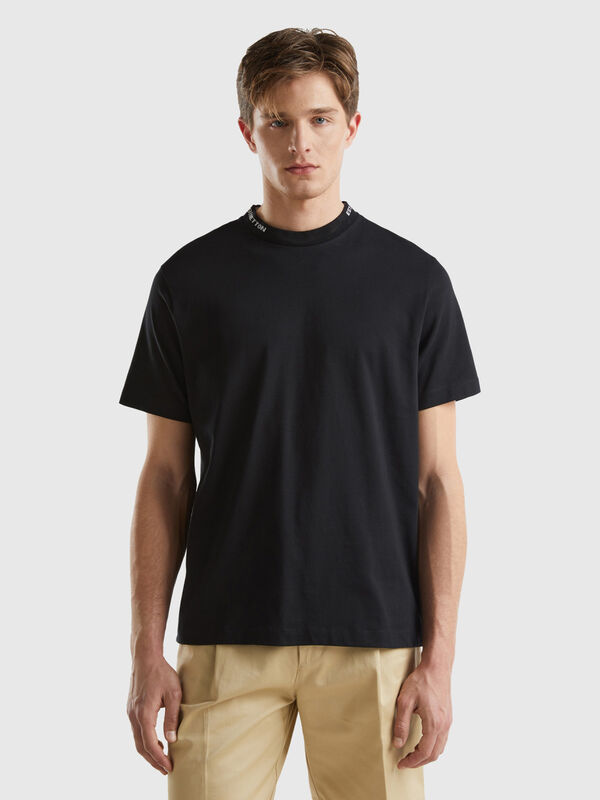 T-shirt nera con ricamo sul collo Uomo