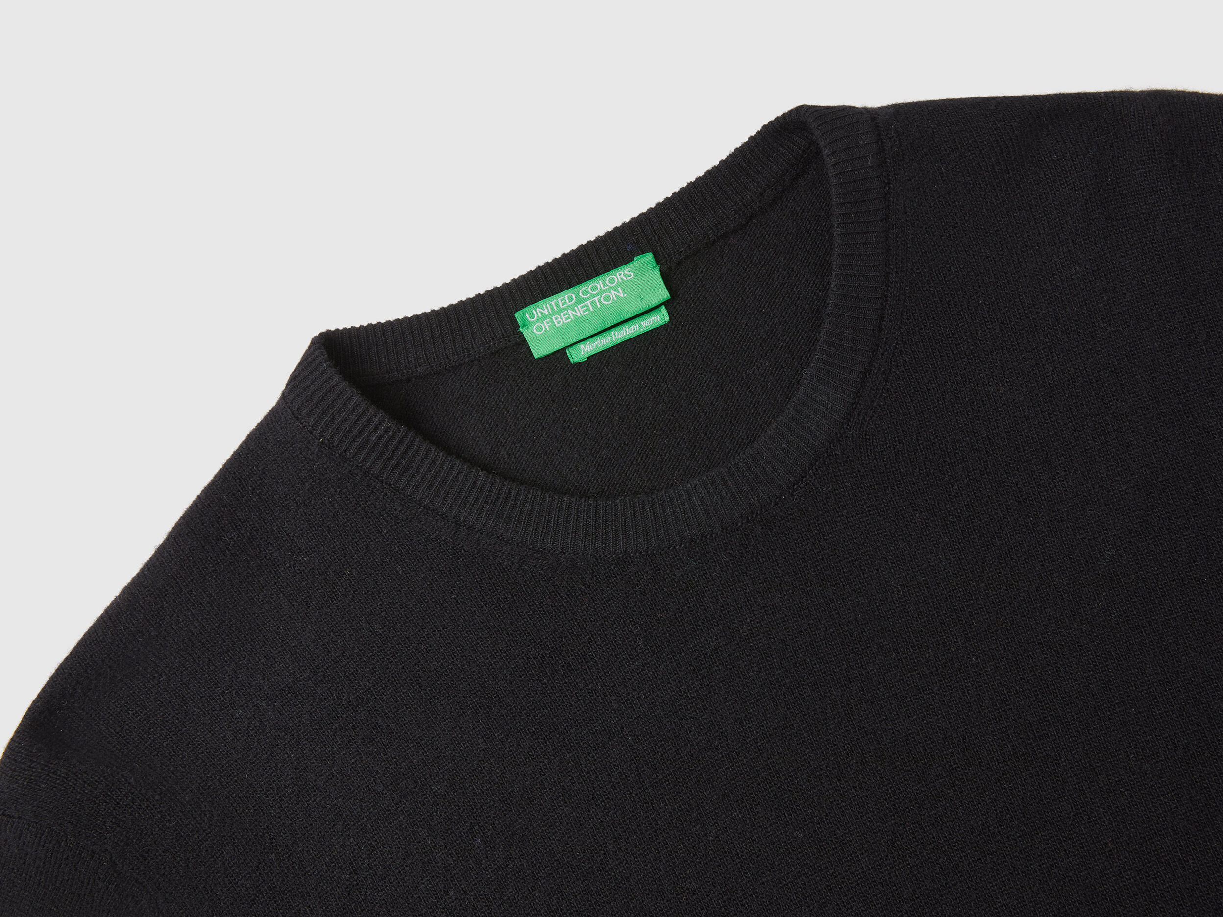 Maglia girocollo nera in pura lana Merino